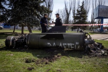 JEZIVA PORUKA NA RAKETI KOJA JE GAĐALA CIVILE NA KOLODVORU: ‘Ovo je poremećeno’, Ukrajinci u šoku kada su pročitali što piše