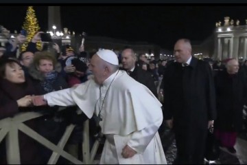 Nakon incidenta s udaranjem žene po ruci, Papa poljubio časnu sestru