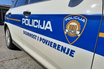 Policija u Splitu pretresla stan mladiću (19), našli mu drogu, 105 komada streljiva i pušku