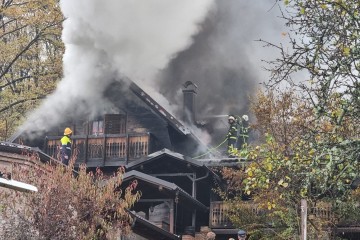 Borba s vatrenom stihijom: Gori turistički kompleks iznad Buka