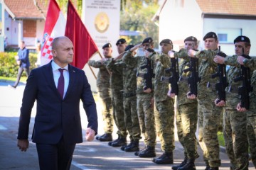 Ministar Anušić s pripadnicima Topničko-raketne pukovnije u Bjelovaru