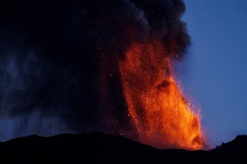 Erupcija Etne uzrokuje obustavu letova za Cataniju: Turisti i putnici su pogođeni