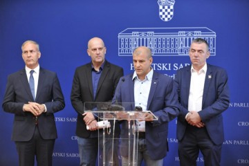 Splitski DP traži bojkot koncerta Ace Lukasa u Splitu: Pjevao je krvniku Vukovara Miroslavu Radiću