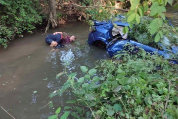 Autom sletio u Veličanku, ozlijeđene ostavio u vodi, a on pobjegao