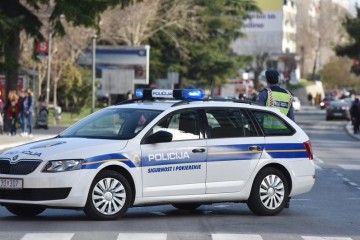 BMW-om im prepriječio put i pištoljem prijetio starijem paru