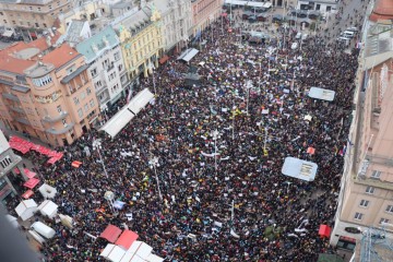 [Video i foto] Pogledajte koliko ljudi prosvjeduje na Trgu bana Jelačića