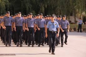 ‘EXCUSE ME, OFFICER...‘ Priručnik za hrvatske policajce koji ne znaju engleski: Kako strancima preporučiti gablec i rakiju