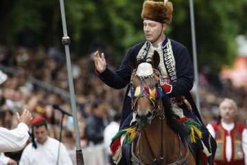 Dojmljiv  govor alkarskog vojvode dijeli se na sve strane: Ovakav nastup dugo ne pamtimo, u njemu se može pronaći i vlast i oporba