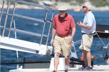 Kontroverzni američki milijarder privlačio poglede u šibenskoj luci: Pojavio se s flasterima po cijelom tijelu