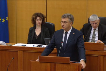 Kaos u Saboru: Oporba lupa po klupama, Plenković ih pokušava nadglasati, buka je sve jača