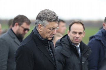 Plenković, Jandroković i Miljenić položili vijence na mjestu masovne grobnice na Ovčari