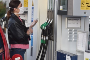 Iz tjedna u tjedan rezervoar goriva sve je skuplji, a u okolnim zemljama znatno jeftiniji. Što se događa? 'Nikad vrag ne dolazi sam'