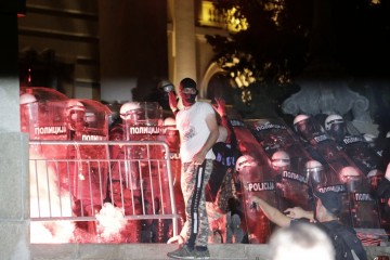 Burna noć u Beogradu: Prosvjednici zasipali policiju komadima pločnika, policija uzvratila suzavcima