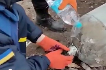 VIDEO Dvojica Ukrajinaca deaktivirali rusku bombu golim rukama i bocom vode