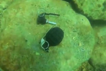 “Bombastičan ulov“: Ribolovac u Makarskoj pronašao pet ručnih bombi uz obalu (VIDEO)