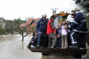 FOTO Kod Brdovca voda došla do kuća, zatvorena cesta kod Blata zbog otvorenog rasteretnog kanala