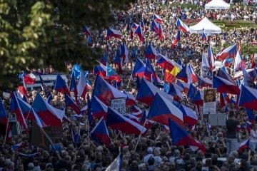Deseci tisuća prosvjedovali u Pragu protiv češke vlade, Europske unije i NATO-a