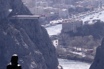 OBILAZNICA OMIŠA   Pogledajte atraktivne fotografije s gradilišta mosta koji će sa svojih 216 metara preskočiti Cetinu