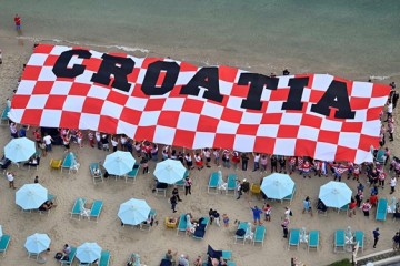 Pred hotelom u Dohi posljednji put razvijena divovska hrvatska zastava: ‘Naša im je podrška sad najpotrebnija’