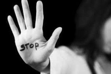 Žene ne šute zbog molitelja, nego zbog nasilnika: vrijeme je da prestane manipulacija žrtvama