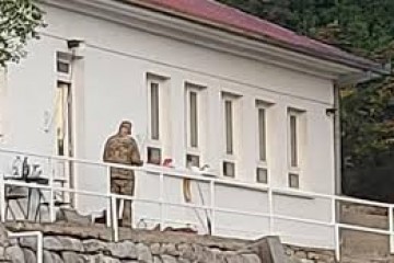 ‘Đe to ima da komunalci vršljaju vojsci po kasarni?!‘: bili smo u bivšem logoru, gdje crnogorska vojna patrola čuva spomen-ploču hrvatskim braniteljima. Evo što kažu mještani