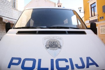 Ležao na kolniku u Gračacu, na njega naletio vozač: Poginuo je