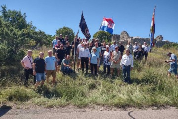Udruga Branimir za poticanje zaštite zadarske kršćanske baštine ponovno postavila poučnu ploču na crkvi sv. Marka u Karinu