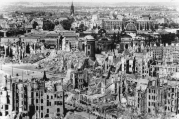 13. veljače 1945. Dresden – zločinačko bombardiranje zapaljivim bombama pretvorilo je grad i ljude u pepeo