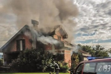 (FOTO) U Jastrebarskom izgorjela cijela kuća: Sve je krenulo od jednog uređaja