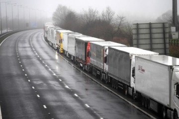 Kaos na jugu Engleske: 1500 kamiona čeka dogovor Velike Britanije i Francuske, vozači se smrzavaju bez hrane...