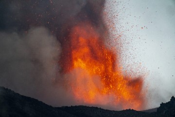 U Italiji erumpirala dva vulkana: Izdano crveno upozorenje, zatvoren aerodrom