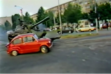 27. lipnja 1991. uništen crveni fićo u Osijeku: Ratna snimka koja je obišla svijet!