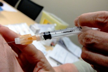 SAD obustavlja cijepljenje novim cjepivom Johnson & Johnson, neki su cijepljeni razvili rijedak poremećaj