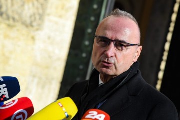 Vlada nema rok za odluku o skidanju imuniteta Grliću Radmanu