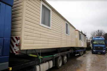 U Glinu stigle prve mobilne kućice za stradalnike od potresa