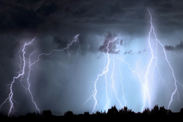 Obilna kiša i grmljavinski pljuskovi u idućim danima: Meteoalarm izdao upozorenja, olujna bura otežava promet