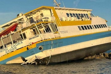 Pogledajte kako jutros izgleda mjesto havarije katamarana ‘Princ Zadra‘, putnici na pregledima kod liječnika