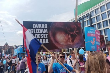 Zagreb: Sudionici “Hoda za život” okupili se ispred zgrade HNK