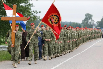 Hodočašće pripadnika 2. HRVCON-a na Brdo križeva u Litvi