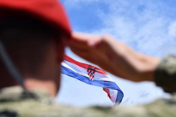 Ivan Svalina – Najmlađi poginuli branitelj općine Muć dobiva trg i bistu zahvaljujući suborcu Miri Mori