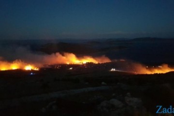 Požar u Zatonu: Izgorjela kamp kućica i dio borove šume