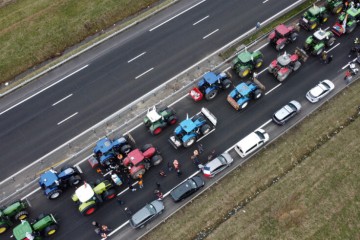 SELJAČKA BUNA U EUROPI Širi se velika pobuna seljaka u Europi. Konvoji traktora idu na Rim