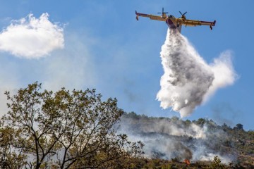 Veliki požar kod Dubrovnika, u pomoć vatrogascima poslana dva kanadera
