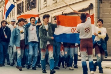 Izgubljena slika prkosnih maturanta iz ’91. izazvala potres: ‘Mladiću sa zastavom dogodilo se nešto strašno’