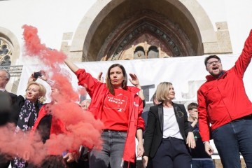 Kad političari pale baklje, a građanima žele zabraniti petarde