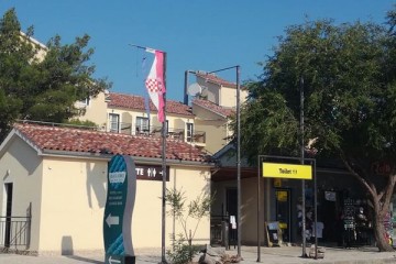 Oštečena i poderana državna zastava na službenom ulazu u Nacionalni park Krka