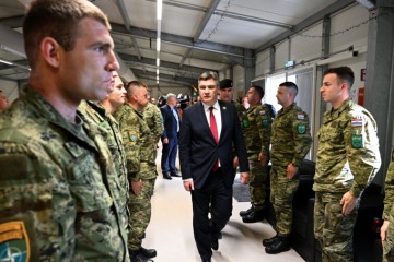 Milanović posjetio hrvatske vojnike u NATO bazi: “Igra se opasna igra”