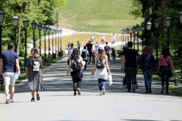 Park Maksimir danas je vrvio ljudima; ostati doma po ovakvom je vremenu mnogima nezamislivo