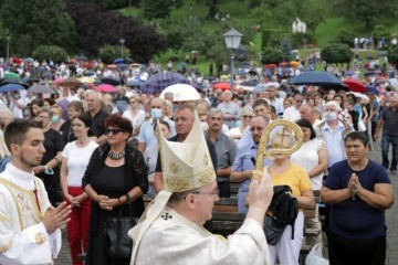 (FOTO) Kardinal Bozanić u Mariji Bistrici: ‘Previše su zla ljudima pa i našem narodu donijele umišljene oholice’