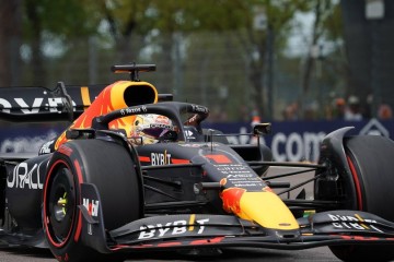 FORMULA 1 Luda sprint utrka; Verstappen u zadnjem krugu prestigao Leclerca, uzeo pobjedu i 'jedinicu' za nedjelju; novi debakl Hamiltona